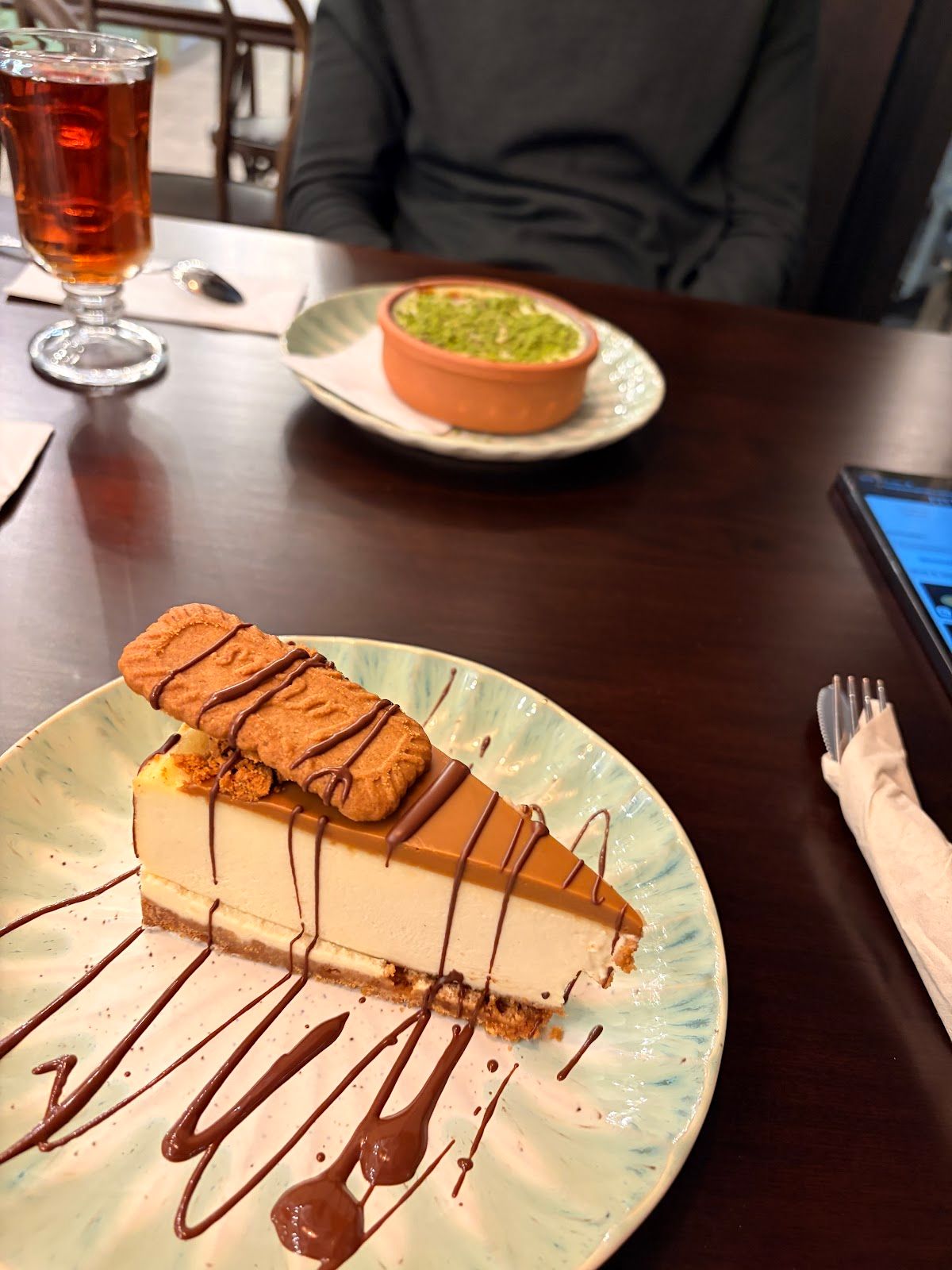 Lotus-Cheesecake-Stueck mit Karamell und Lotus-Keks